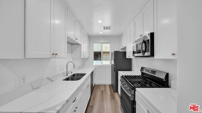 Foto del edificio - 126 S Manhattan Pl