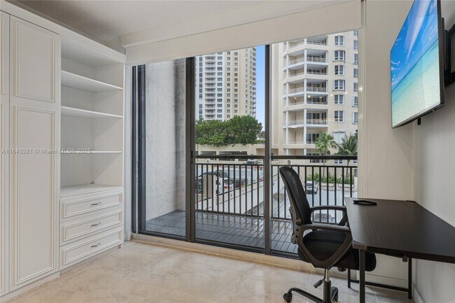 Building Photo - 540 Brickell Key Dr