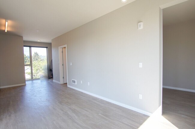 Building Photo - Top Floor Corner Sellwood Beauty with Dishwasher & W/D!