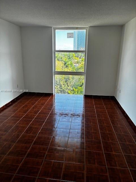 Foto del edificio - 16950 W Dixie Hwy