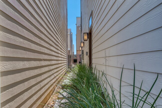 Foto del edificio - 3839 Harry Wurzbach Rd