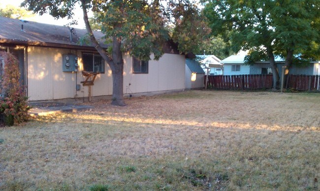 Building Photo - 2816 Iowa Ave