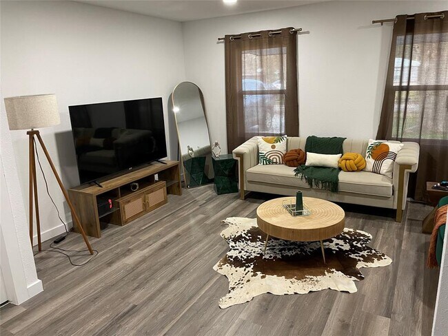 Foto del edificio - 5962 Ridgeway Dr