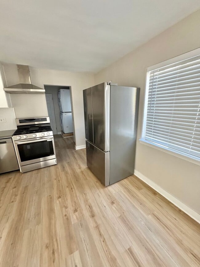 Interior Photo - 527 Hyde Park Blvd