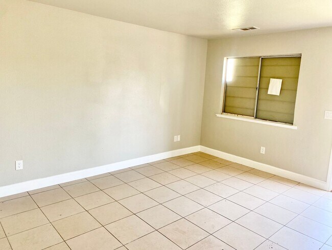 Foto del edificio - 2645 W Robinson Ave