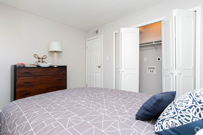 2BR, 1BA - 950 SF - Bedroom - Lexington Square