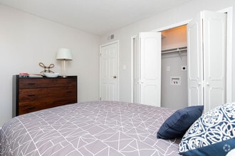 2BR, 1BA - 950 SF - Bedroom - Lexington Square
