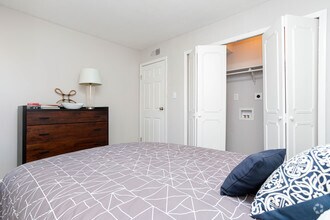 2BR, 1BA - 950 SF - Bedroom - Lexington Square