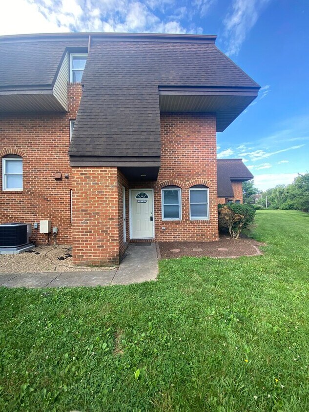 Primary Photo - Spacious 4 bedroom, 2 bath Townhome