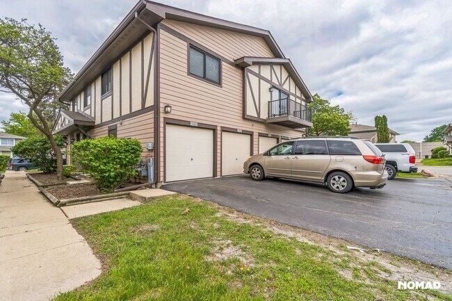 Foto del edificio - Charming 2BR Duplex in Hanover Park