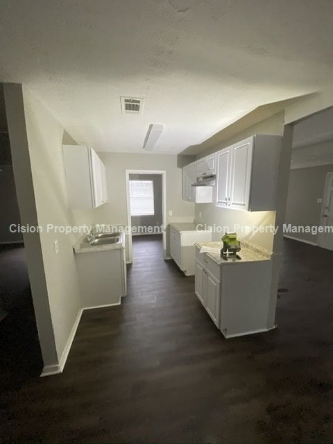 Building Photo - Spacious renovated 3/2 home for rent