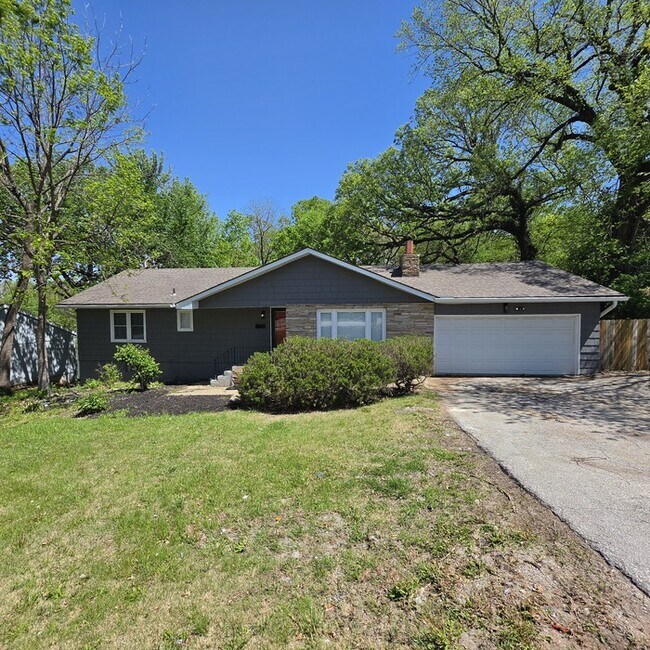 Foto del edificio - Spacious 4 bedrooms and 2 full baths home located on Holmes Rd in Kansas City, MO