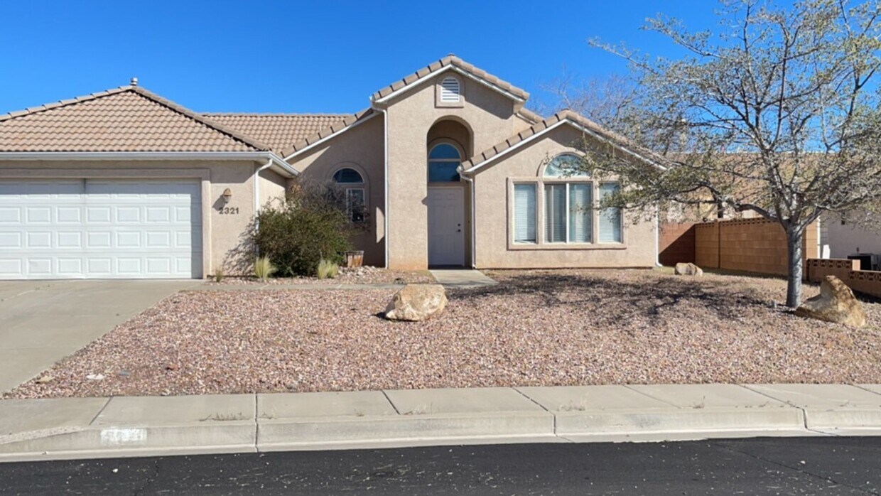 Foto principal - 3 Bedroom 2 bath home located near Red Cli...