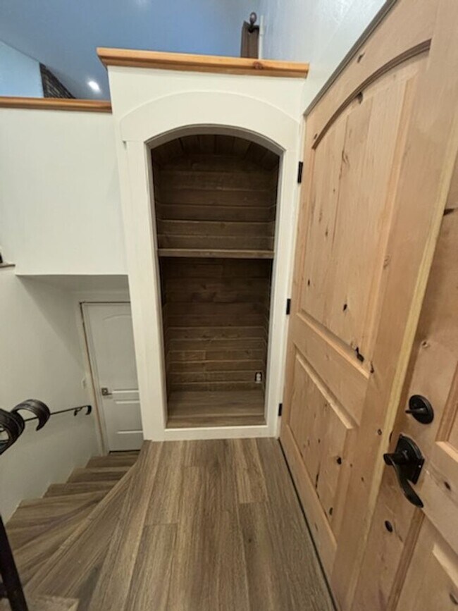 Building Photo - Unique duplex in post falls