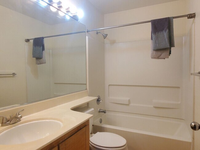 Foto del edificio - Spacious Condo, A/C, Wood Floors, Fresh Pa...