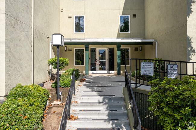 Building Photo - Gatehouse Square Condominium Homes