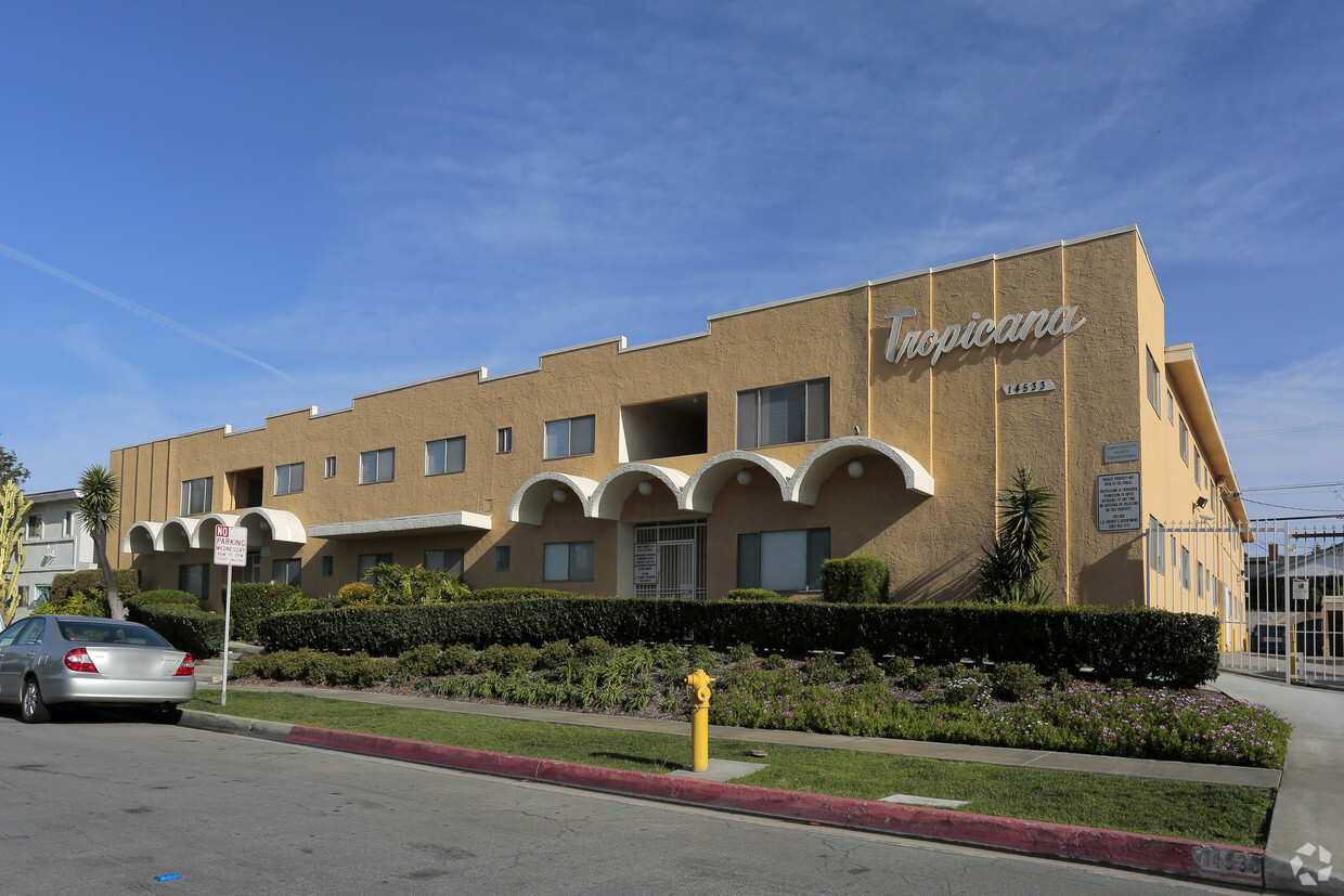 Primary Photo - Tropicana Apartments