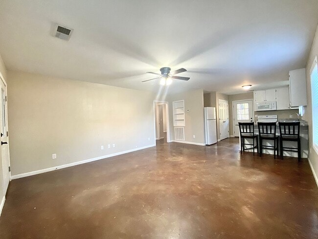 Building Photo - 1140 CR 194