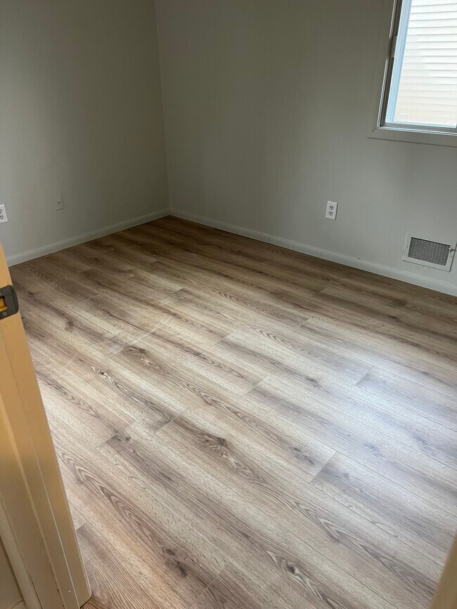 Foto del edificio - 5013 Shoreline Dr