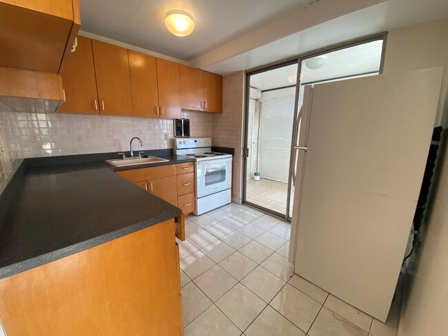 Building Photo - 1 bedroom, 1 bath, 1 Parking. End Unit! Am...