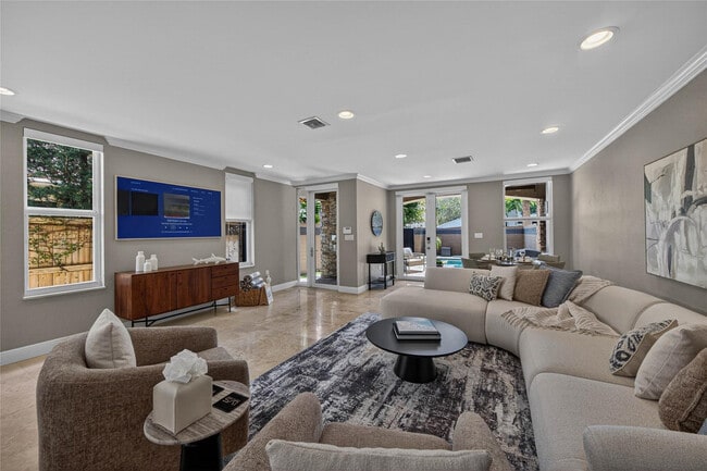 Building Photo - 1215 NE 1st St