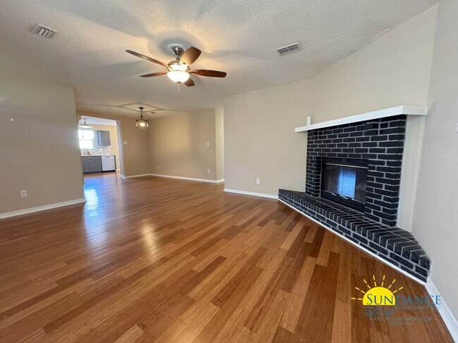Building Photo - Charming 3-Bedroom Home Near Hurlburt Fiel...