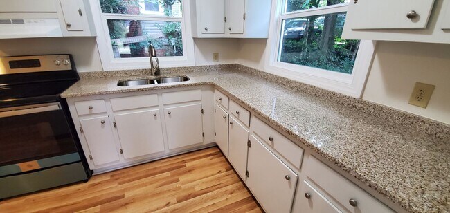 Building Photo - Charming 3-Bedroom Home in the Heart of Du...