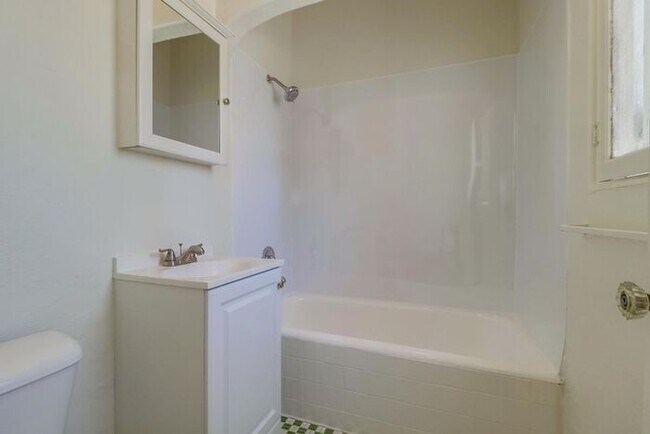 Foto del edificio - 3967 Centre St