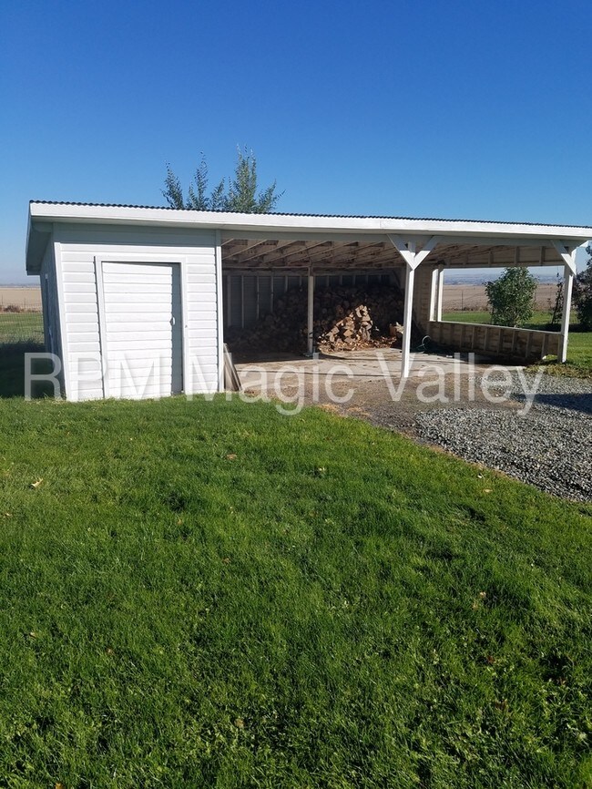 Building Photo - Great Country house with room for your horse.