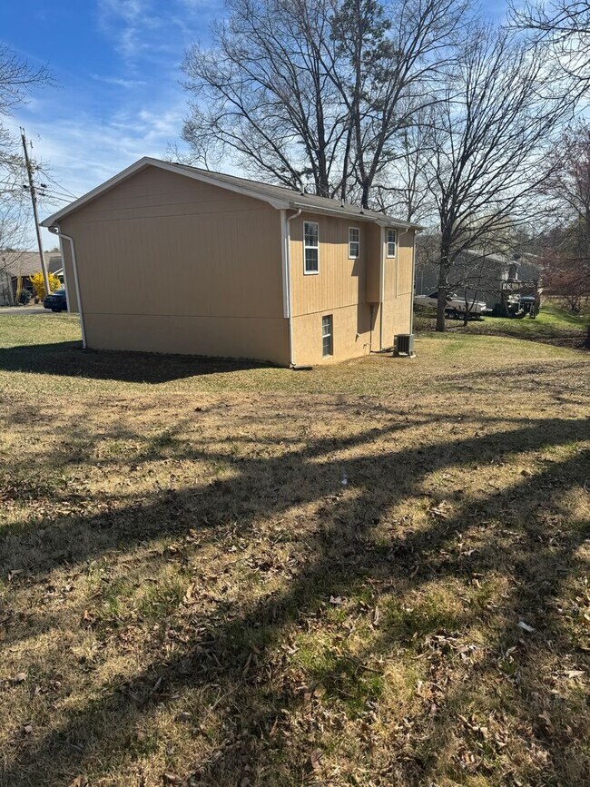 Building Photo - 3 bed, 1.5 bath, 1 car garage split foyer ...