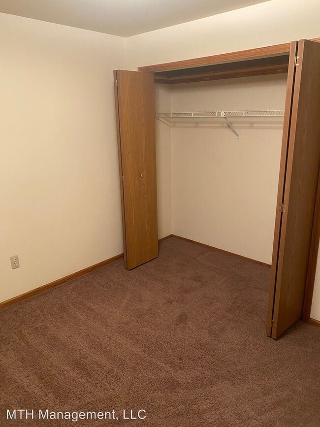 Building Photo - 2 br, 1 bath Apartment - 5200 Pointe Drive
