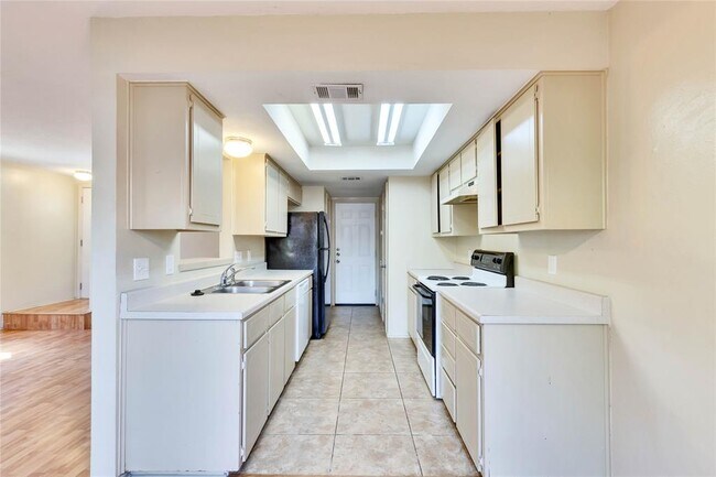Foto del edificio - 8806 Springmail Cir