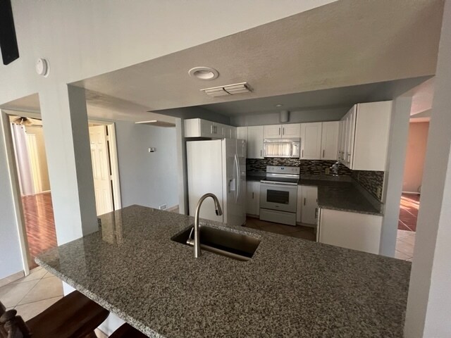 Building Photo - 10422 W Royal Palm Rd