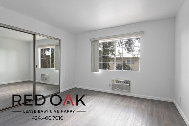 Building Photo - 10201 1/2 Woodbine St-102