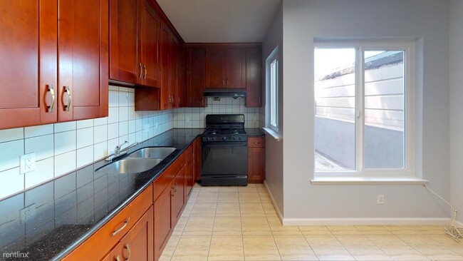 Building Photo - 1 br, 1 bath House - 2010 Judah St Private...