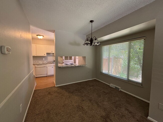 Foto del edificio - 2-story townhome with 1-car attached garage!