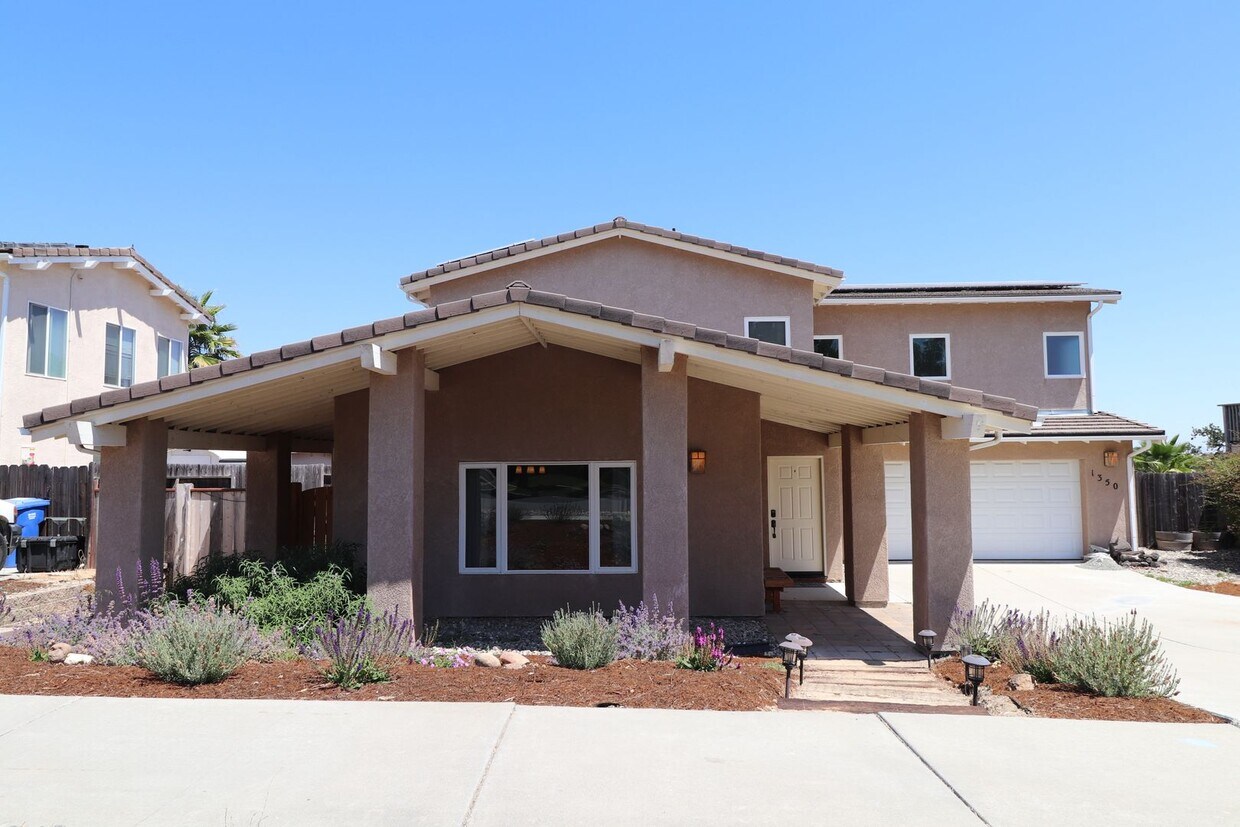 Primary Photo - Beautiful Templeton Home