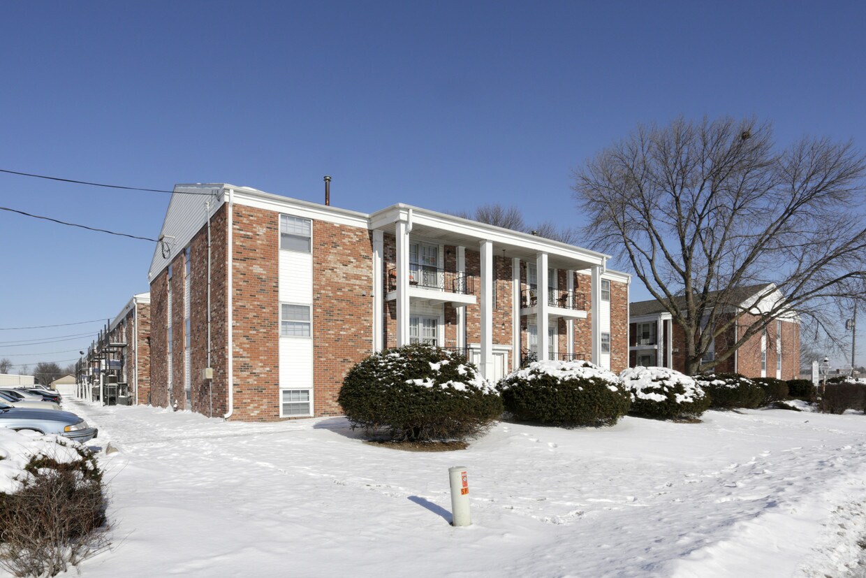 Colonial House Apartments East Moline, IL