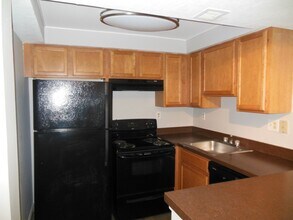Building Photo - 706 Executive Center Dr