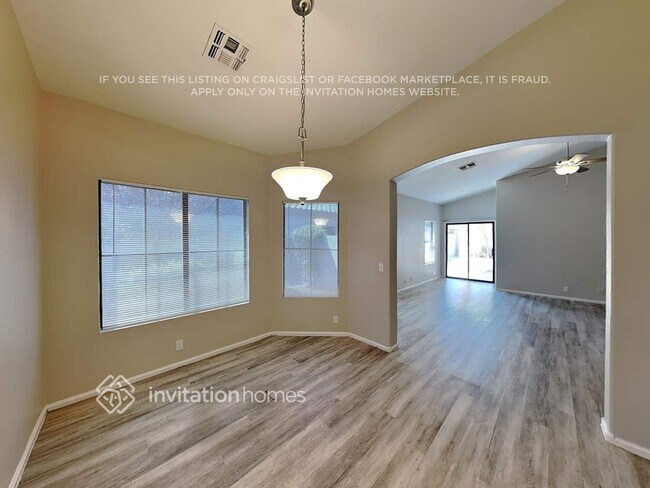Building Photo - 8814 W Laurel Ln
