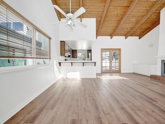 Building Photo - 907 E Balboa Blvd