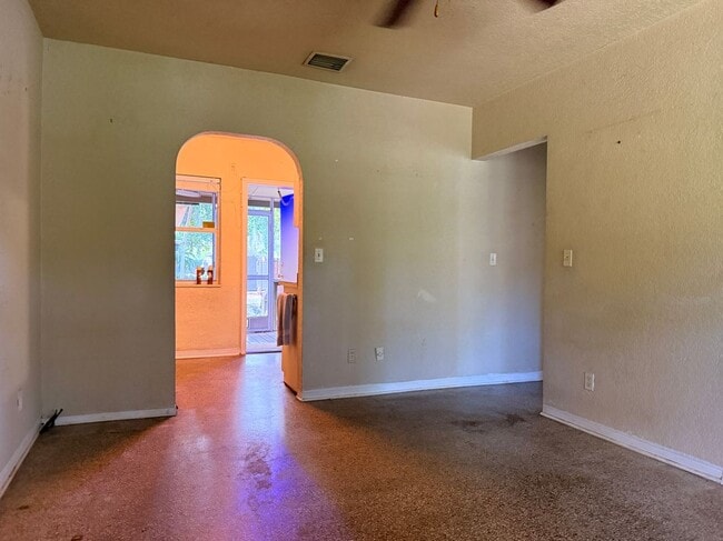 Building Photo - 620 NE 12th Ave