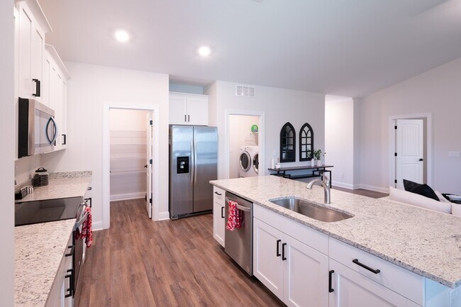 Building Photo - Like New Ranch Style Single Family Home w/ Garage