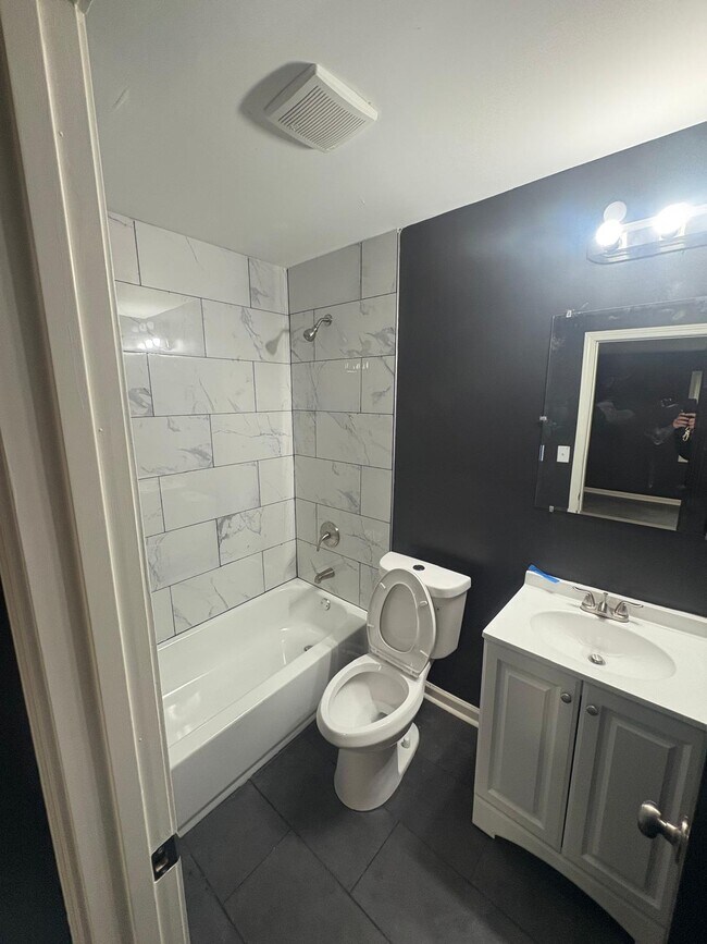 Building Photo - 1009 Cella St