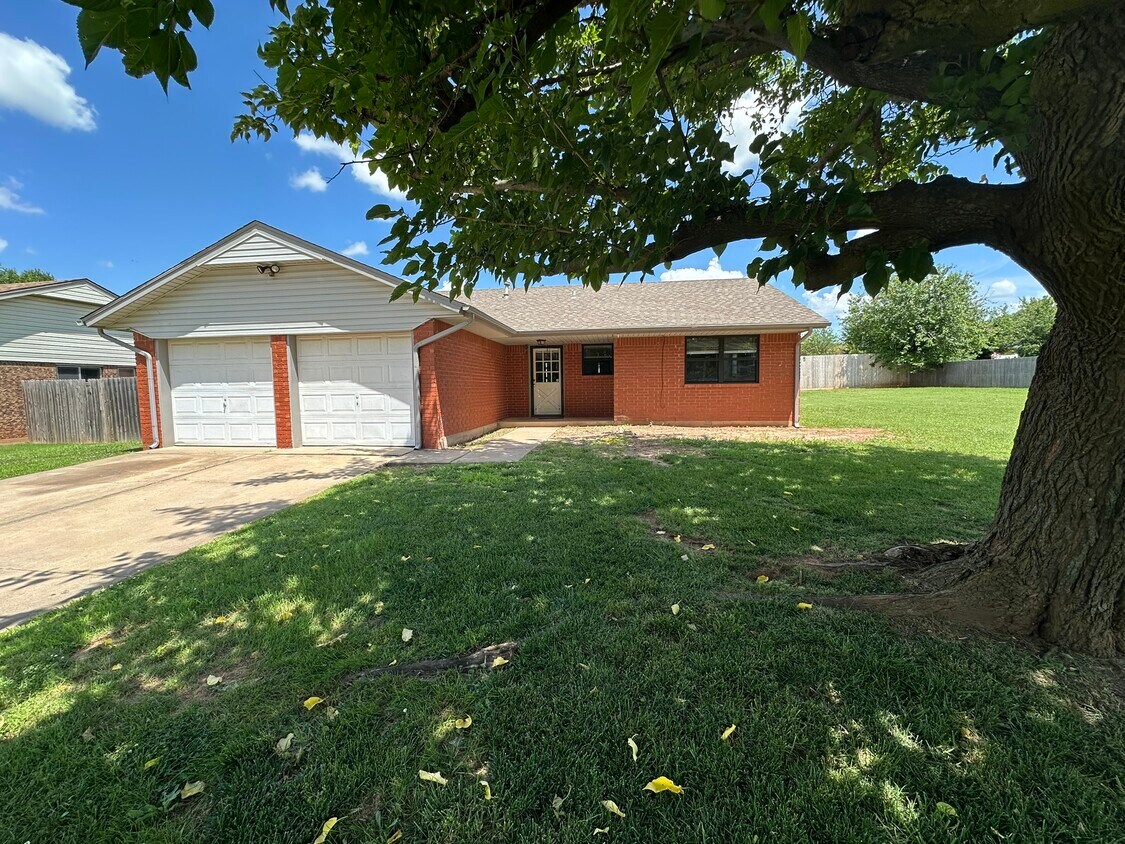 Foto principal - 108 S English Dr