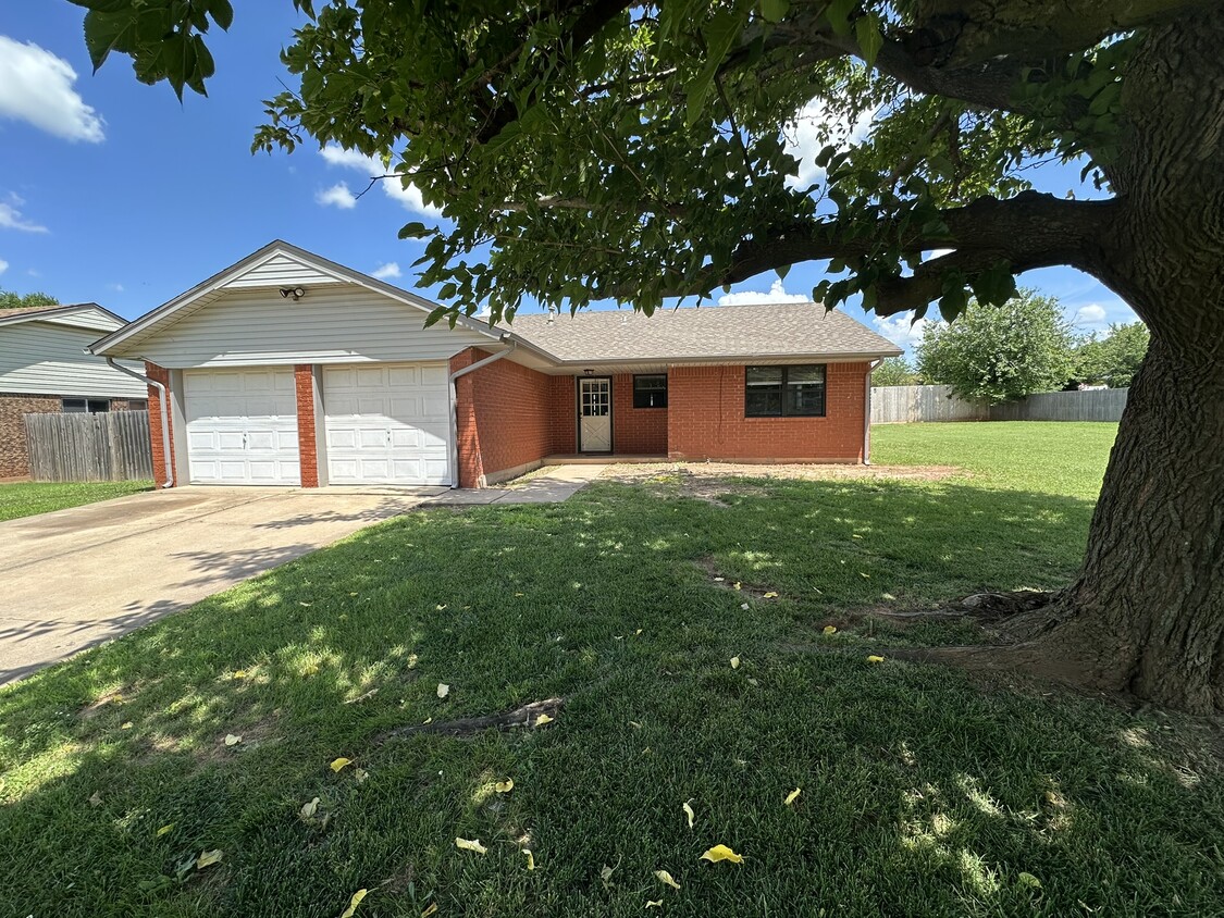 Primary Photo - 108 S English Dr
