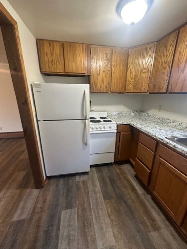 Building Photo - 1 Bed, 1 Bath Apartment - Staples