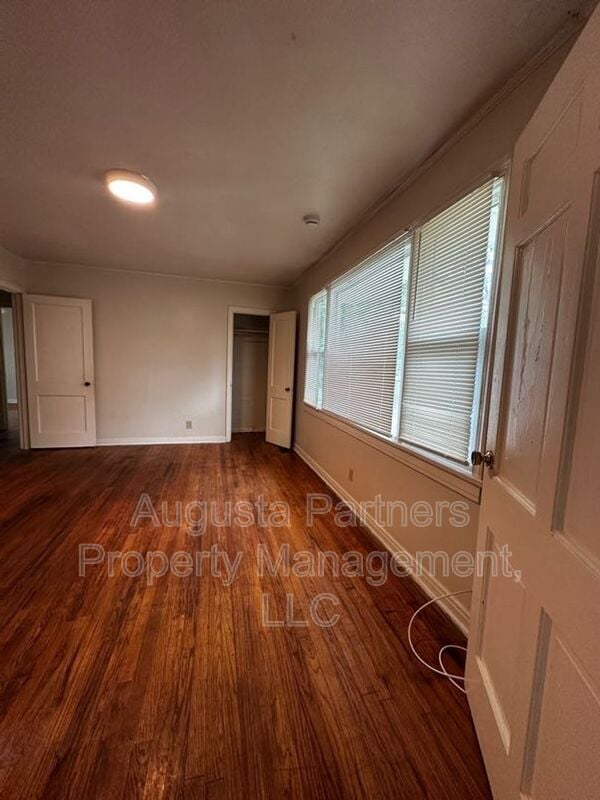 Building Photo - 3224 York Dr