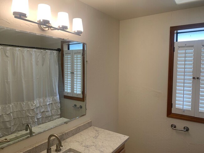 Foto del edificio - Beautiful 3 Bedroom Home with Garage, Yard...