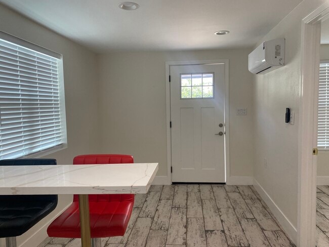LIVING TOOM - 232 W Alameda Ave